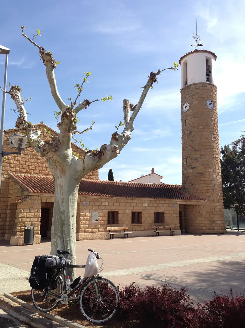 Fachada y torre de la iglesia de San Miguel Arcángel en Puigmoreno